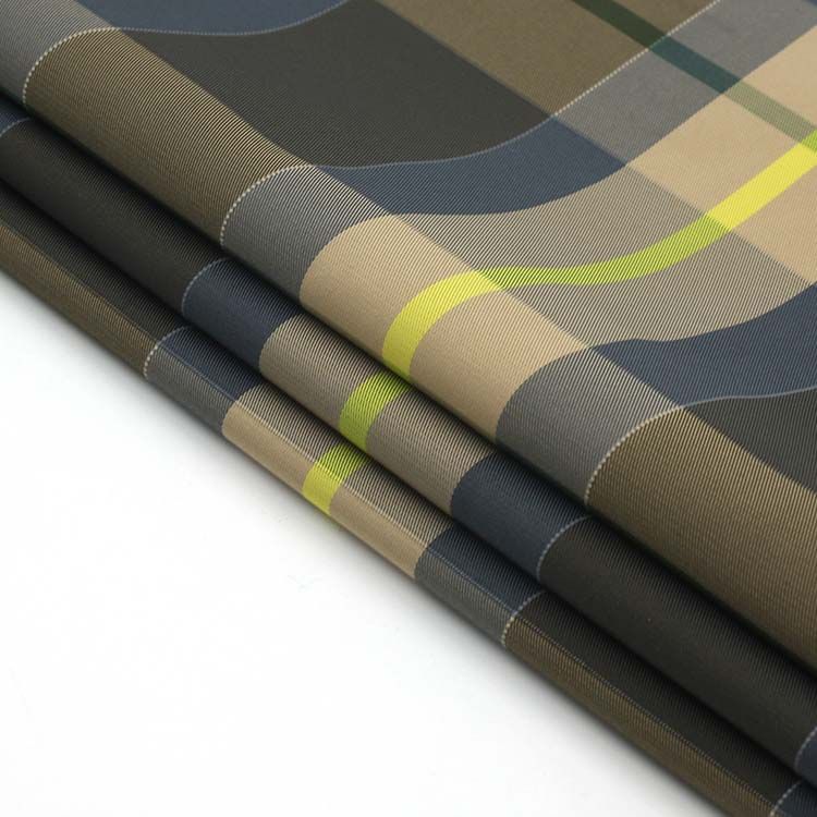 Reflective yarn-dyed fabric