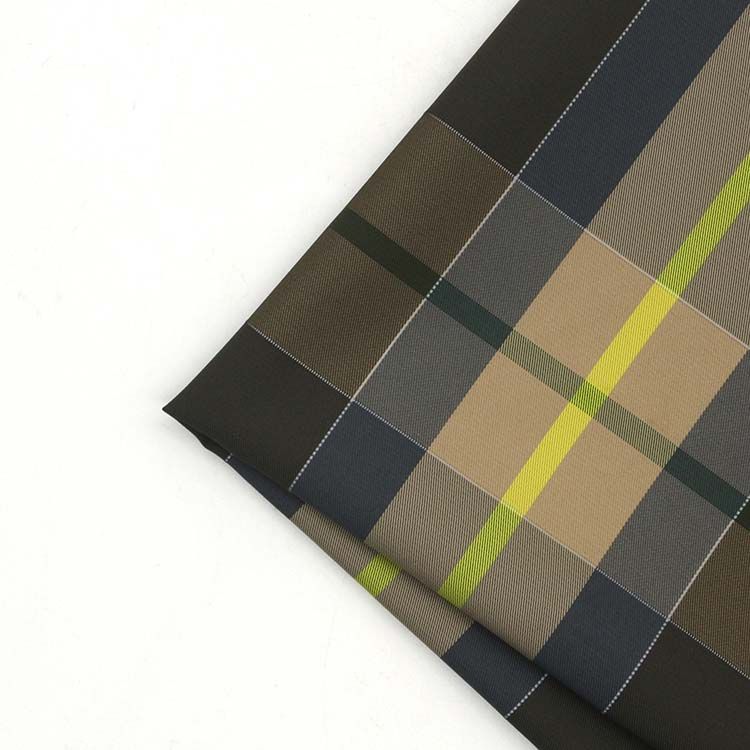 Reflective yarn-dyed fabric
