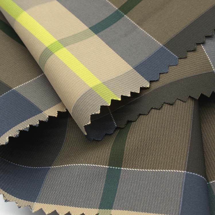 Reflective yarn-dyed fabric